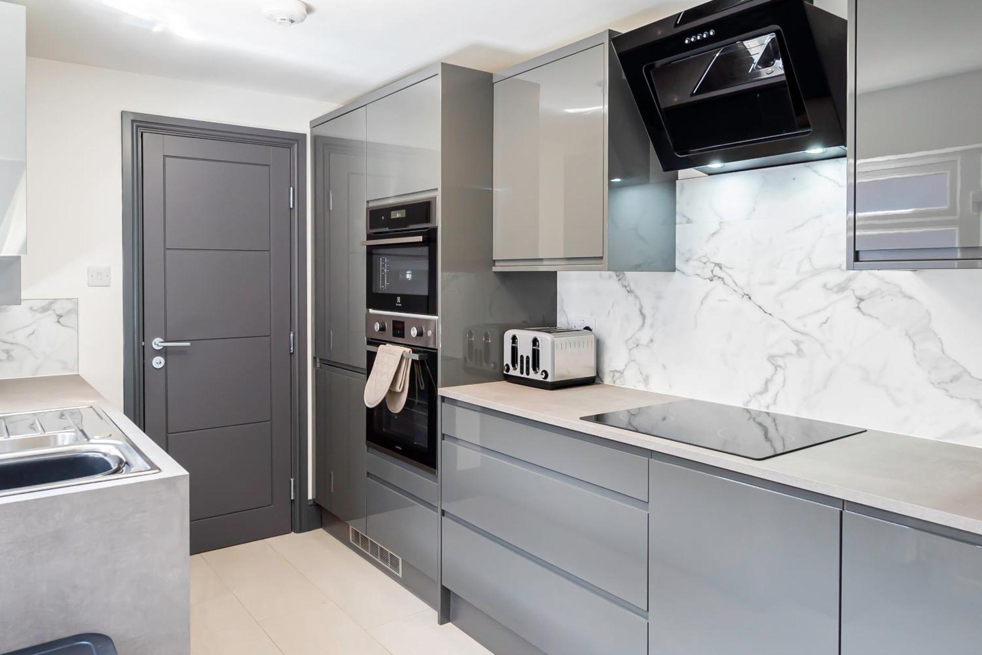 Executive 8beds 3bath Contractorswelcome Parking